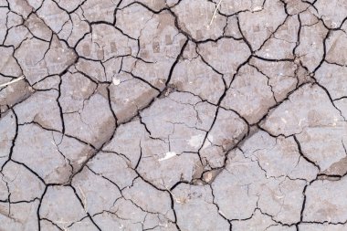 Kuru Çatlak Yoldaki Lastik İzi