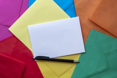 Renkli Zarflar ve Kağıtlar Kullanılarak Kompozisyon