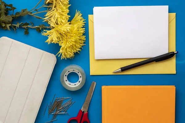 Composición Con Sobres Amarillos Papel Blanco Para Texto Lápiz Negro — Foto de Stock