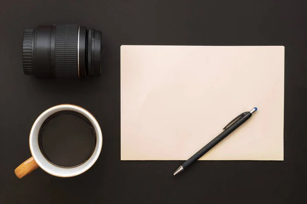 Composición Creada Usando Taza Café Lente Cámara Papel Rosa Blanco — Foto de Stock