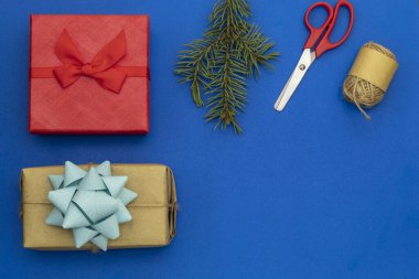 Bileşim Hediye Kutuları, Makas, Paket İpliği ve Yeşil Çam Şubesi 'ni Kullan. Boşluğu Sağ Tarafa Kopyala