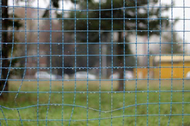 Bulanık Arkaplan ile Geometrik Mavi Metal Çit