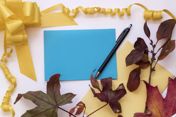Skład Przy Użyciu Suchych Liści Jesieni Ołówek Niebieski Papier Miejsca — Zdjęcie stockowe