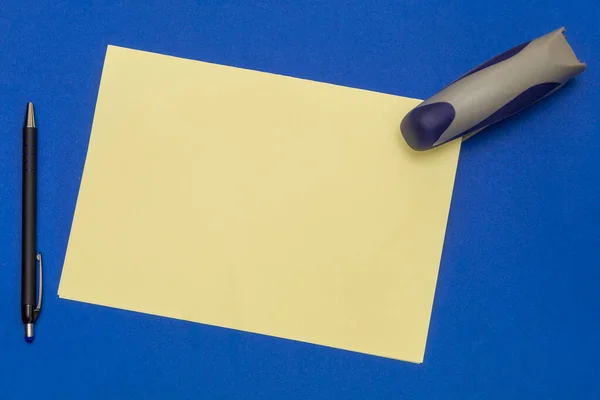 Összetétel Ceruza Üres Papír Szöveghez Tűzőgép Kék Háttér — Stock Fotó