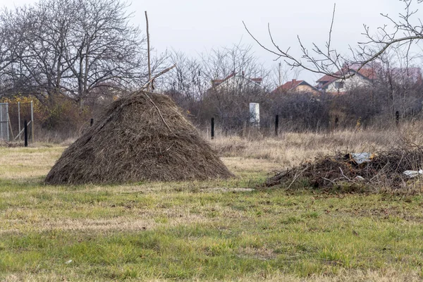 Stapel Hooi Buurt Van Stedelijke Nederzetting — Stockfoto