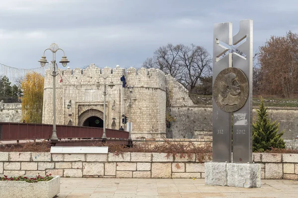 Памятник Константину Великому Нисской Крепостью Заднем Плане — стоковое фото