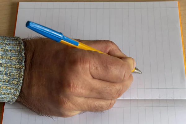 Man Hand Holding Ceruza Felett Üres Nyitott Notebook — Stock Fotó