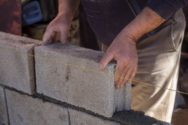 Man Hands Duvarda Beton İnşaat Bloğu Yapıyor