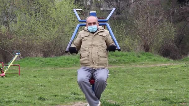 Homme Moyen Âge Avec Masque Médical Faisant Exercice Dans Salle — Video