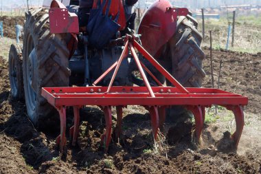 Çiftçilik Bahçesi Traktör Kullanıyor