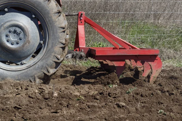 Agricultor Cultivando Huerto Usando Tractor Imagen de stock