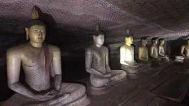 Dambulla, Sri Lanka, uzaktan Buda görüşlü mağara tapınağı.
