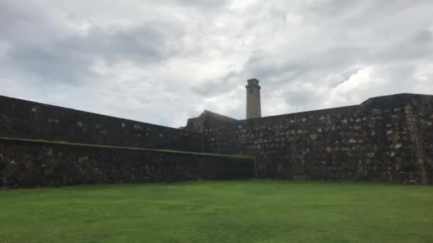 Galle Sri Lanka Hoofdmuur Van Het Fort Tegen Klokkentoren — Stockvideo