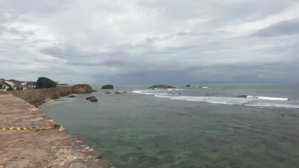 Галле Шрі Ланка Морський Вид Хвилями Вздовж Кам Яної Стіни — стокове відео