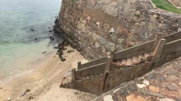 スリランカのガレ要塞の壁から海への降下 — ストック動画