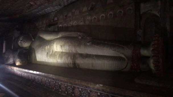 Dambulla Sri Lanka Höhlentempel Mit Liegendem Buddha Blick Rechts — Stockvideo