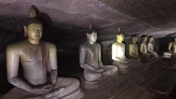 ダンブラ スリランカ 遠くから見た仏像の座っている洞窟寺院 — ストック動画