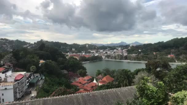 Kandy Sri Lanka Över Byggnader Längs Sjön Från Berget — Stockvideo