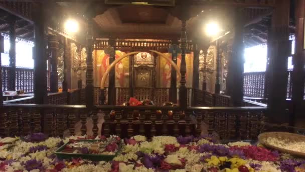 Kandy, Srí Lanka, pokoj s květinami v chrámu