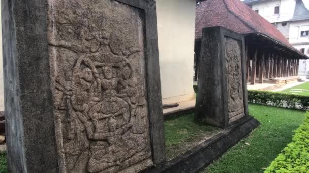 斯里兰卡坎迪 寺庙里的石板 — 图库视频影像