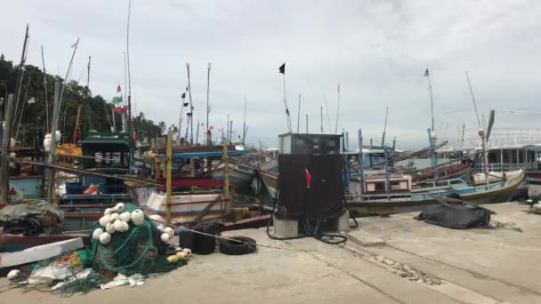 Mirissa, sri lanka, zu Fischerbooten im Hafen — Stockvideo