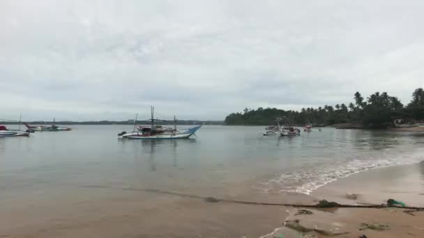 Mirissa, Sri Lanka, piaszczysta plaża w porcie na przystani rybackiej — Wideo stockowe