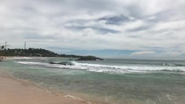 Mirissa, Srí Lanka, plážový pruh a mořské surfování z velké dálky 