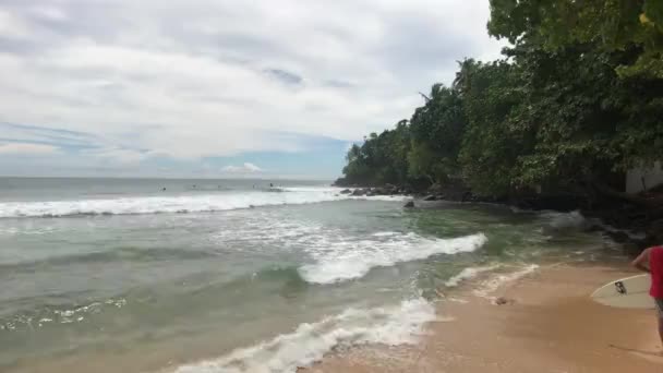 Mirissa, Sri Lanka, playa y mar surf en la bahía — Vídeo de stock