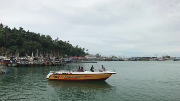 Mirissa, Sri Lanka, plezierboot op zee in beweging — Stockvideo