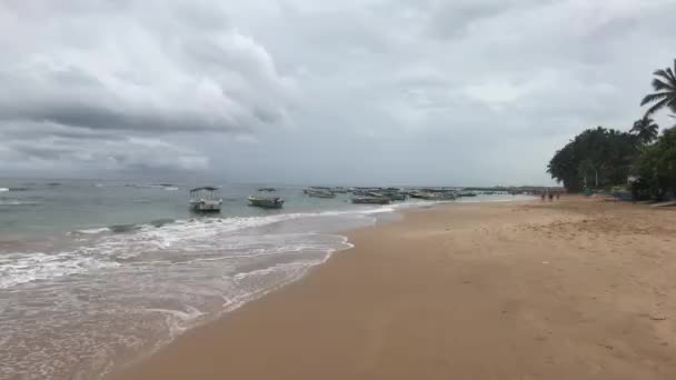 Hikkaduwa, Sri Lanka, sandy ocean beach — Stock Video