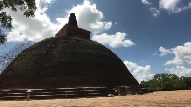 Anuradhapura, Sri Lanka, stengolv nära kupolen — Stockvideo