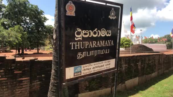 Anuradhapura, Sri Lanka, placa con el nombre del templo — Vídeos de Stock