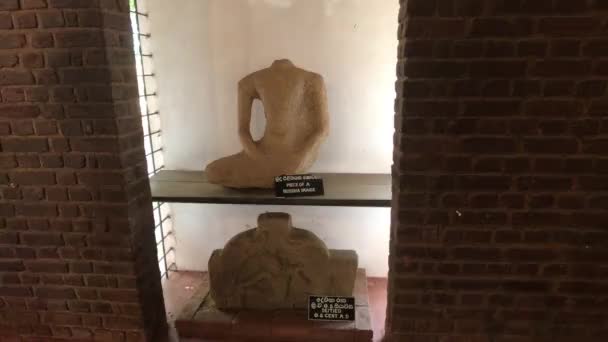Anuradhapura, Srí Lanka, nové artefakty uvnitř chrámového muzea — Stock video