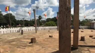 Anuradhapura, Sri Lanka, bayraklar ve sütunlarla manzaraya bakın.