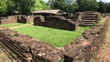 Anuradhapura, Sri Lanka, Kraliyet Parkı 'ndaki sarayın ve harabelerin yan görüntüsü.