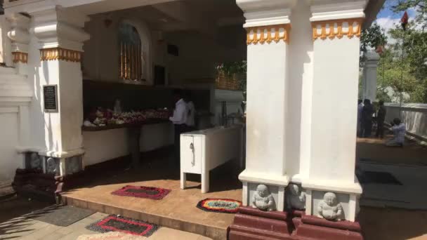 Anuradhapura, Sri Lanka, inicio del servicio en el templo — Vídeo de stock