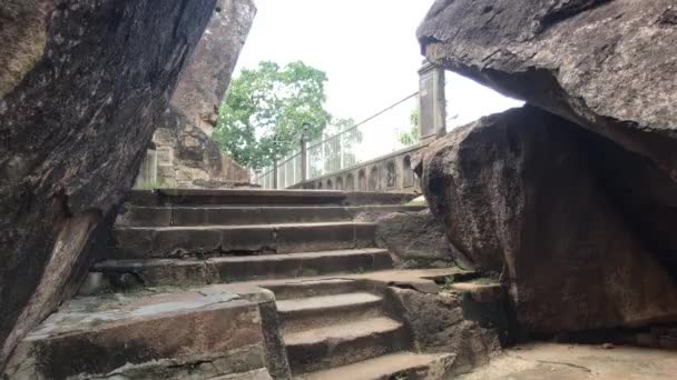 Anuradhapura, Srí Lanka, schody po schodech — Stock video