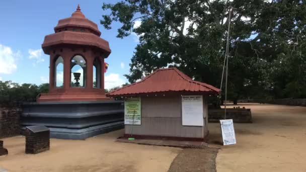 Anuradhapura, Srí Lanka, kaple před vstupem do chrámu — Stock video