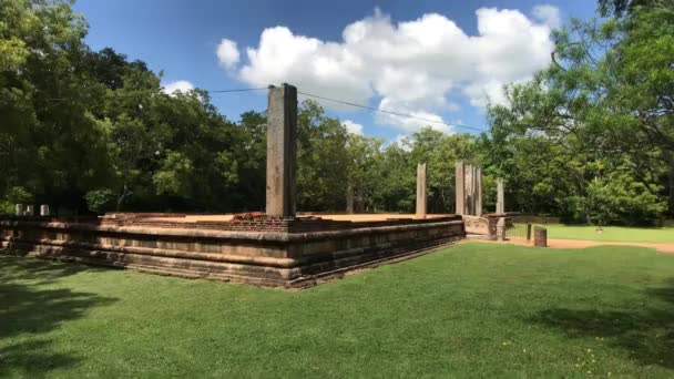 Anuradhapura, Sri Lanka, ruiny słupów w lesie — Wideo stockowe