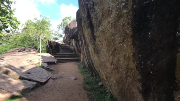 Anuradhapura, Sri Lanka, passage along the cliff at the temple — 图库视频影像