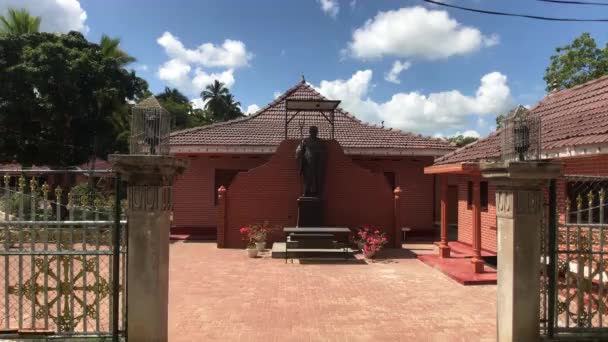 Anuradhapura, Sri Lanka, ingång till munkbyn — Stockvideo
