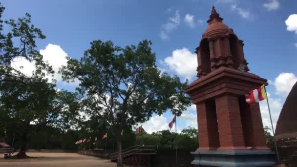 Anuradhapura, Sri Lanka, kapell framför ingången — Stockvideo