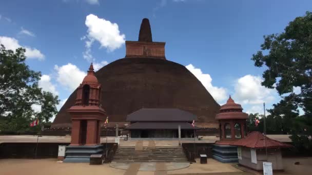 スリランカのAnuradhapura 、空に対する寺院のドーム — ストック動画