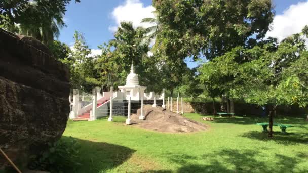 Anuradhapura, Srí Lanka, egy kis templom a távolban — Stock videók