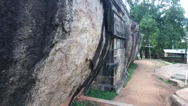 Anuradhapura, Srí Lanka, vchod do jeskynního chrámu — Stock video