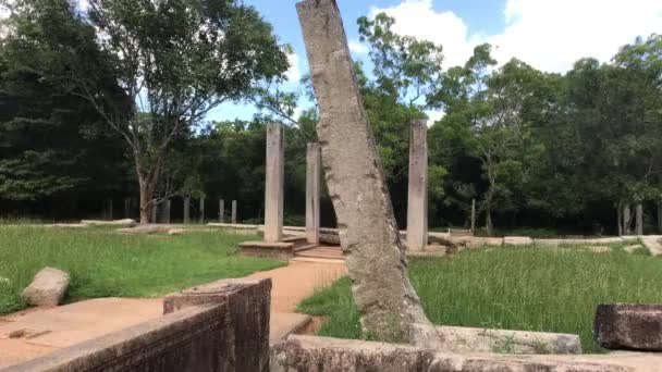 Anuradhapura, Srí Lanka, oszlop a romok közepén — Stock videók