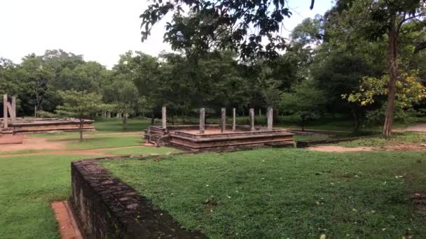Anuradhapura, Sri Lanka, ruiner av gammal bostad — Stockvideo