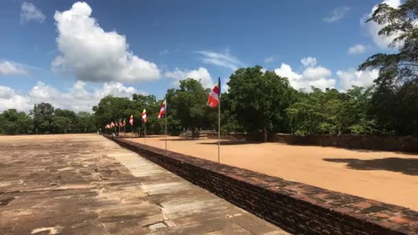 Anuradhapura, Sri Lanka, una especie de valla con las banderas cerca del Dagoba — Vídeo de stock