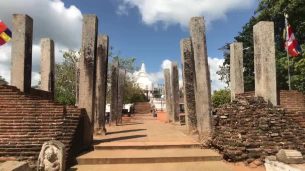 Anuradhapura, Sri Lanka, escalera con postes — Vídeos de Stock