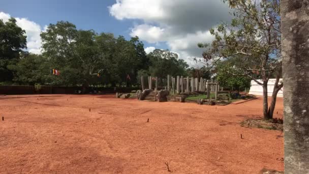 Anuradhapura, Σρι Λάνκα, αμμώδης περιοχή μπροστά από τους στύλους — Αρχείο Βίντεο